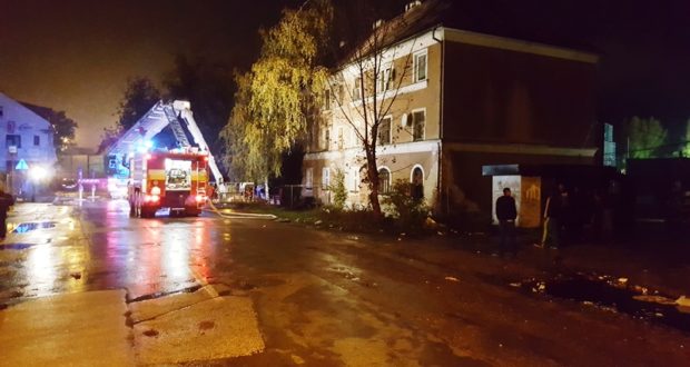 , Pri nočnom požiari v Žiline museli evakuovať 11 rodín! Mesto im poskytlo krízové ubytovanie v neďalekej telocvični