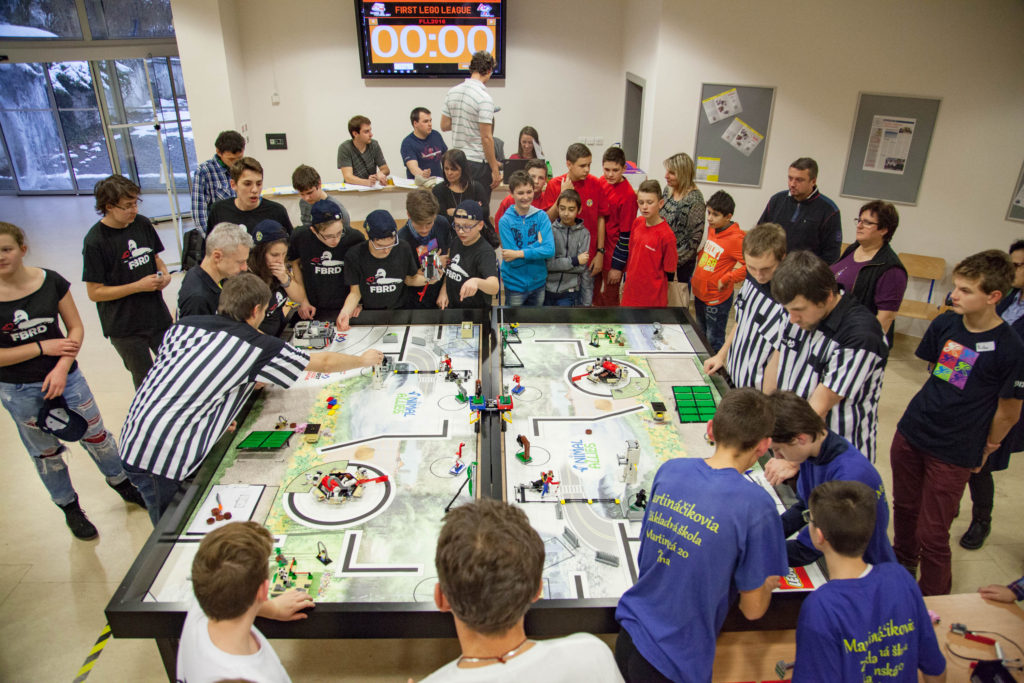 , Martinskí študenti vyhrali najväčšiu robotickú súťaž na Žilinskej univerzite