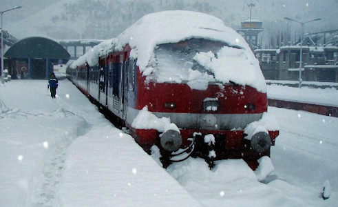 , AKTUALIZOVANÉ: Železničná doprava v úseku Kraľovany &#8211; Párnica je kvôli  lavínam úplne zastavená