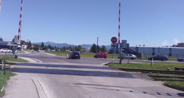 , V Košťanoch nad Turcom bude uzavreté železničné priecestie! Obchádzka má 12,4 km!