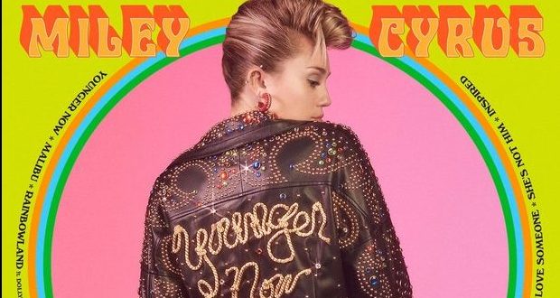 , Miley Cyrus sa v novom singli cíti mladšia a vo videu predvádza grify Elvisa