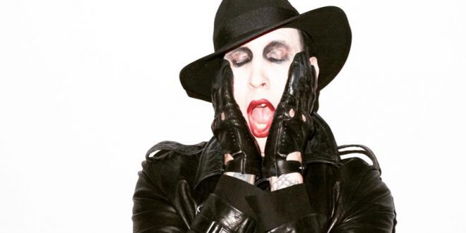 , Marilyn Manson skolaboval počas koncertu. Ktorá skladba ho sprevádza týmito nešťastiami?