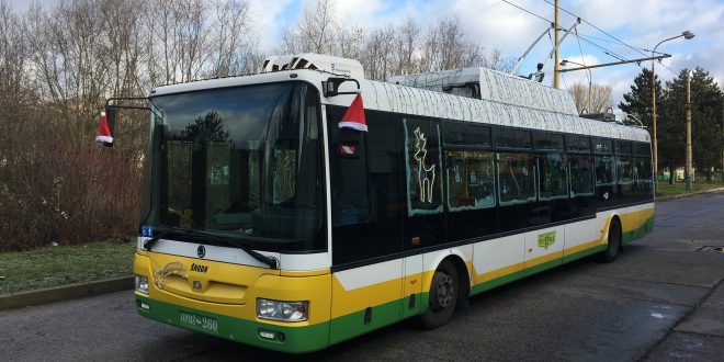 , Ulicami Žiliny už premáva vianočný trolejbus
