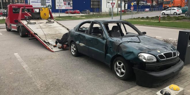 , V Dolnom Kubíne začali odťahovať vraky aut z parkovísk