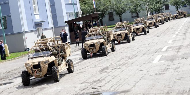 , Minister obrany P. Gajdoš odovzdal žilinským špeciálom nové bojové vozidlá