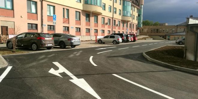 , Pred budovou Oravskej polikliniky v Námestove pribudlo 62 nových parkovacích miest