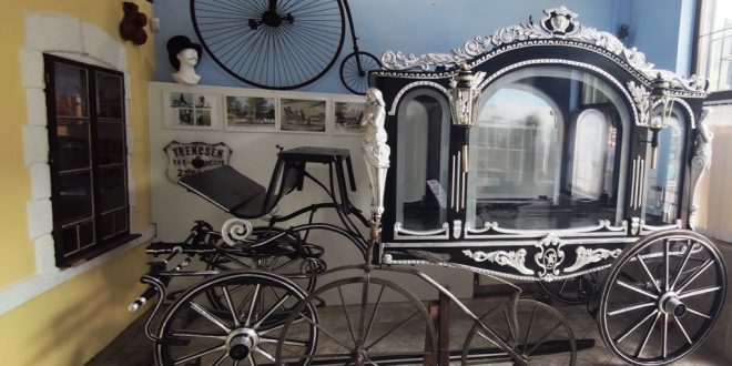 , V múzeu dopravy vystavili vzácny secesný pohrebný koč