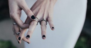 žena si nasadzuje prsteň