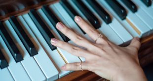 piano klavesy zenska ruka
