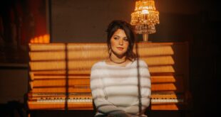 Luk&aacute;&scaron; Adamec, Celeste Buckingham v novinke adresuje &uacute;primn&yacute; hudobn&yacute; list mužovi, ktor&yacute; do jej života e&scaron;te len pr&iacute;de